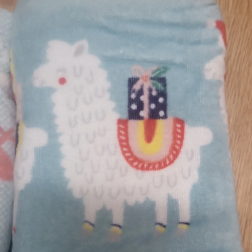 New Carolina Collection 2 sets  hand towels 4 in total Lama and reindeer